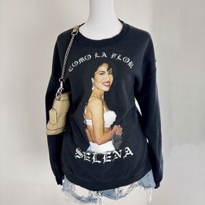 Selena “Como La Flor” Graphic Sweatshirt – Size Medium